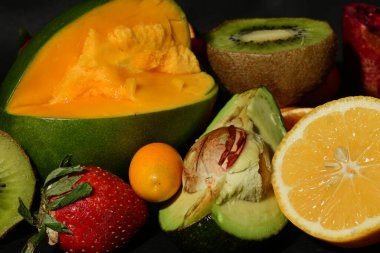 Siyah arkaplanda çeşitli meyveler