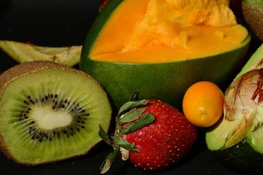 Siyah arkaplanda çeşitli meyveler