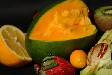 Siyah arkaplanda çeşitli meyveler