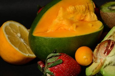 Siyah arkaplanda çeşitli meyveler