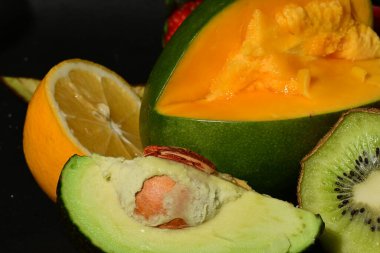 Siyah arkaplanda çeşitli meyveler