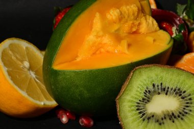 Bir meyve kasesi, kivi, portakal ve diğer meyveler.