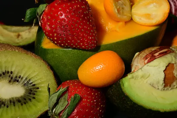 Siyah arkaplanda çeşitli meyveler