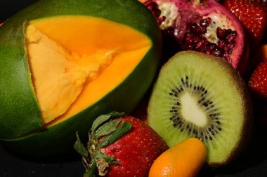 Siyah arkaplanda çeşitli meyveler