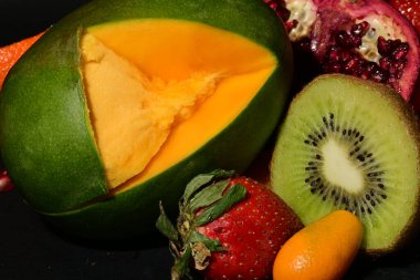 Siyah arkaplanda çeşitli meyveler