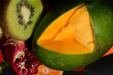 Siyah arkaplanda çeşitli meyveler