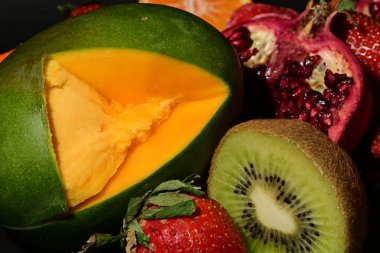 Siyah arkaplanda çeşitli meyveler