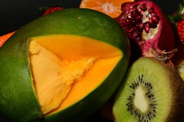 Siyah arkaplanda çeşitli meyveler