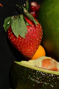 Siyah arkaplanda çeşitli meyveler