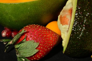 Siyah arkaplanda çeşitli meyveler