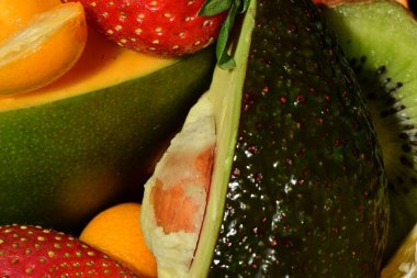 Siyah arkaplanda çeşitli meyveler