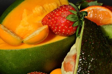 Siyah arkaplanda çeşitli meyveler