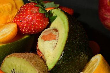 Siyah arkaplanda çeşitli meyveler