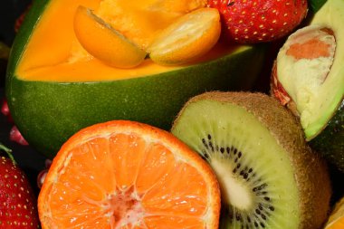 Siyah arkaplanda çeşitli meyveler