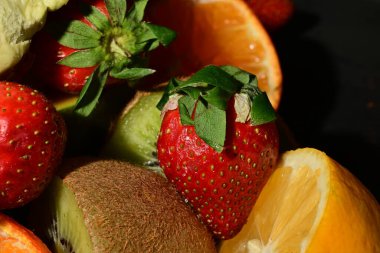 Siyah arkaplanda çeşitli meyveler