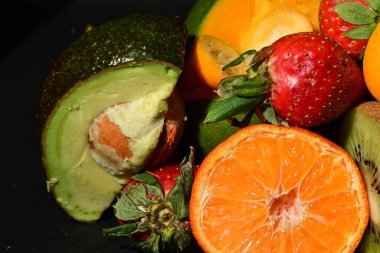 Siyah arkaplanda çeşitli meyveler