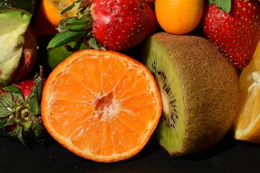 Siyah arka planda çeşitli meyveler