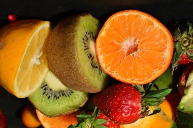 Siyah arka planda çeşitli meyveler