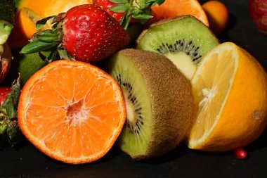 Siyah arka planda çeşitli meyveler