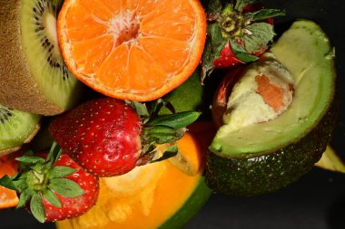 Siyah arkaplanda çeşitli meyveler