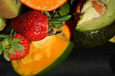 Siyah arkaplanda çeşitli meyveler