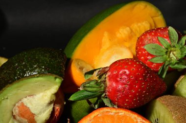 Siyah arkaplanda çeşitli meyveler