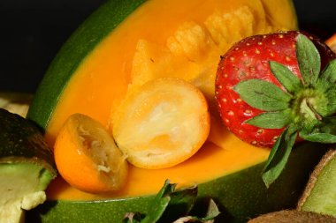 Siyah arkaplanda çeşitli meyveler