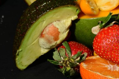 Siyah arkaplanda çeşitli meyveler