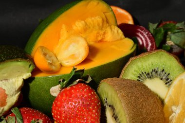 Siyah arkaplanda çeşitli meyveler