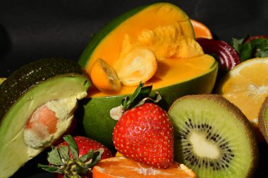 Siyah arkaplanda çeşitli meyveler