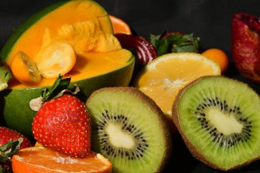 Siyah arkaplanda çeşitli meyveler