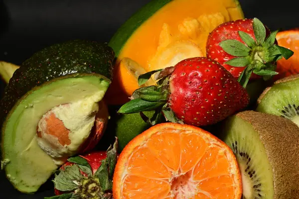 Siyah arkaplanda çeşitli meyveler