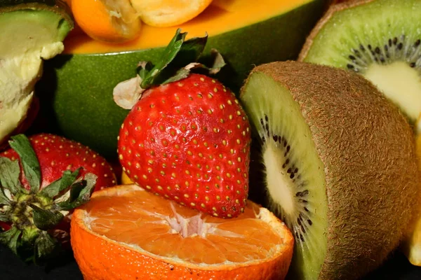 Siyah arkaplanda çeşitli meyveler