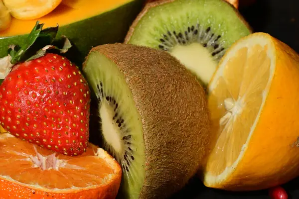 Siyah arkaplanda çeşitli meyveler