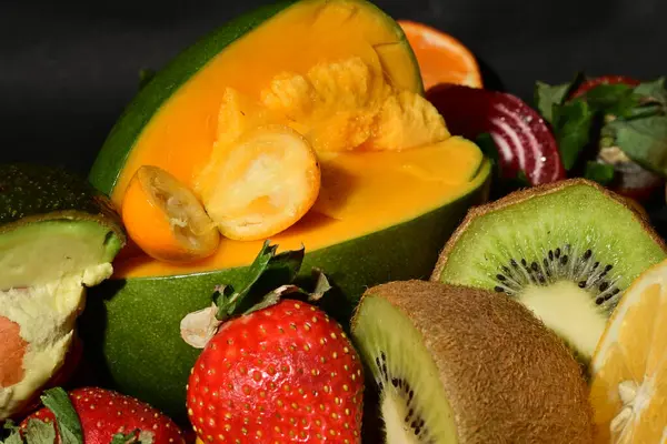 Siyah arkaplanda çeşitli meyveler