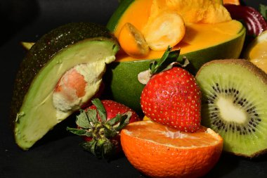 Siyah arkaplanda çeşitli meyveler