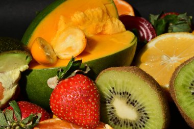 Siyah arkaplanda çeşitli meyveler