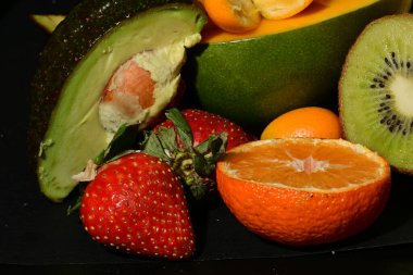 Siyah arkaplanda çeşitli meyveler