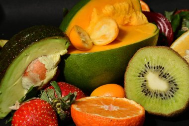 Siyah arkaplanda çeşitli meyveler