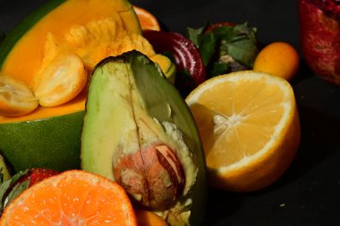 Siyah arkaplanda çeşitli meyveler