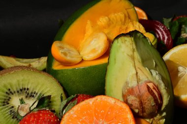 Siyah arkaplanda çeşitli meyveler