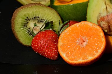 Siyah arkaplanda çeşitli meyveler