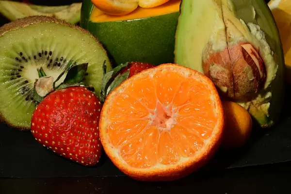Siyah arkaplanda çeşitli meyveler