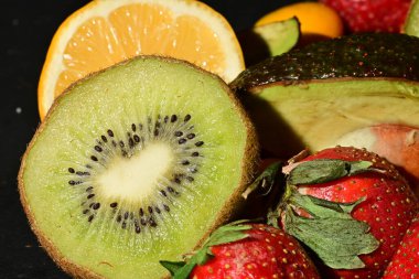 Siyah arkaplanda çeşitli meyveler