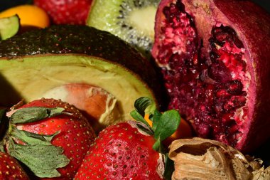 Yarısı kesilmiş bir meyve kasesinin yakın çekimi.