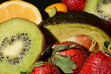 Siyah arkaplanda çeşitli meyveler