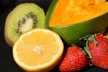 Siyah arkaplanda çeşitli meyveler