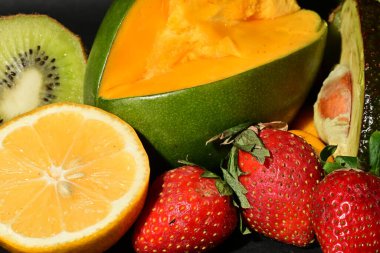 Siyah arkaplanda çeşitli meyveler