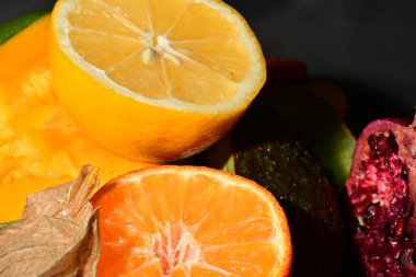 Bir avuç meyvenin yakın çekimi.