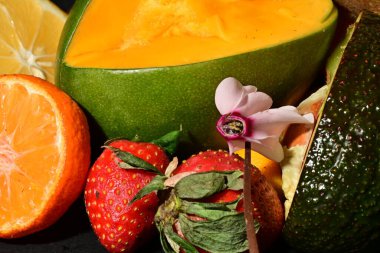 Masada çeşitli meyve ve sebzeler var.